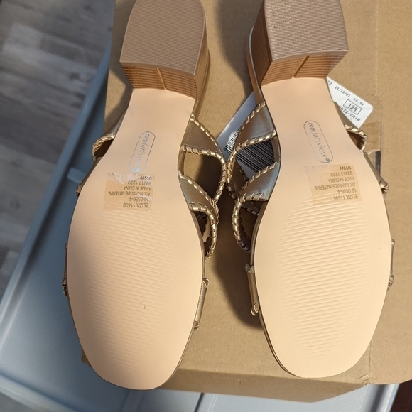 ð
ºCOMFORTVIEW Gold Mules - Picture 5 of 6